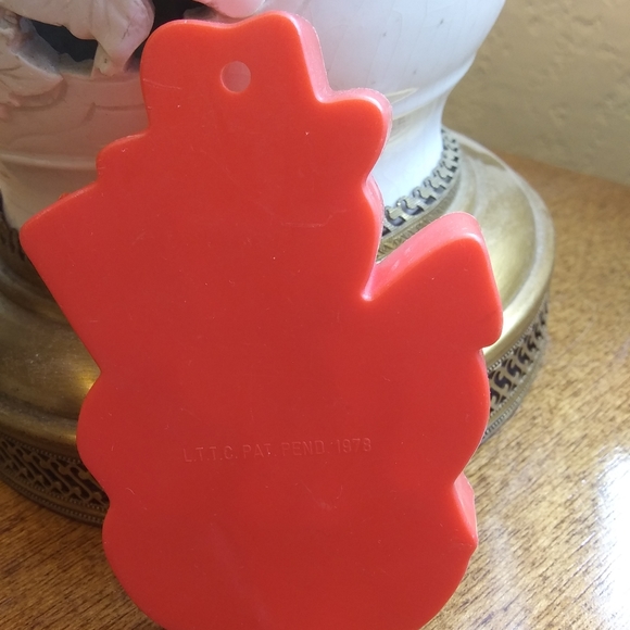 1978 Red Snowman Plastic Cookie Cutter - Picture 2 of 2